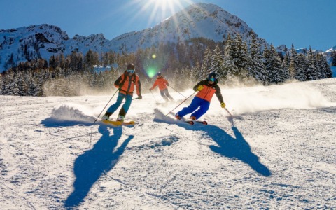 Beneficenza sulle piste: sciata in maschera per i bambini