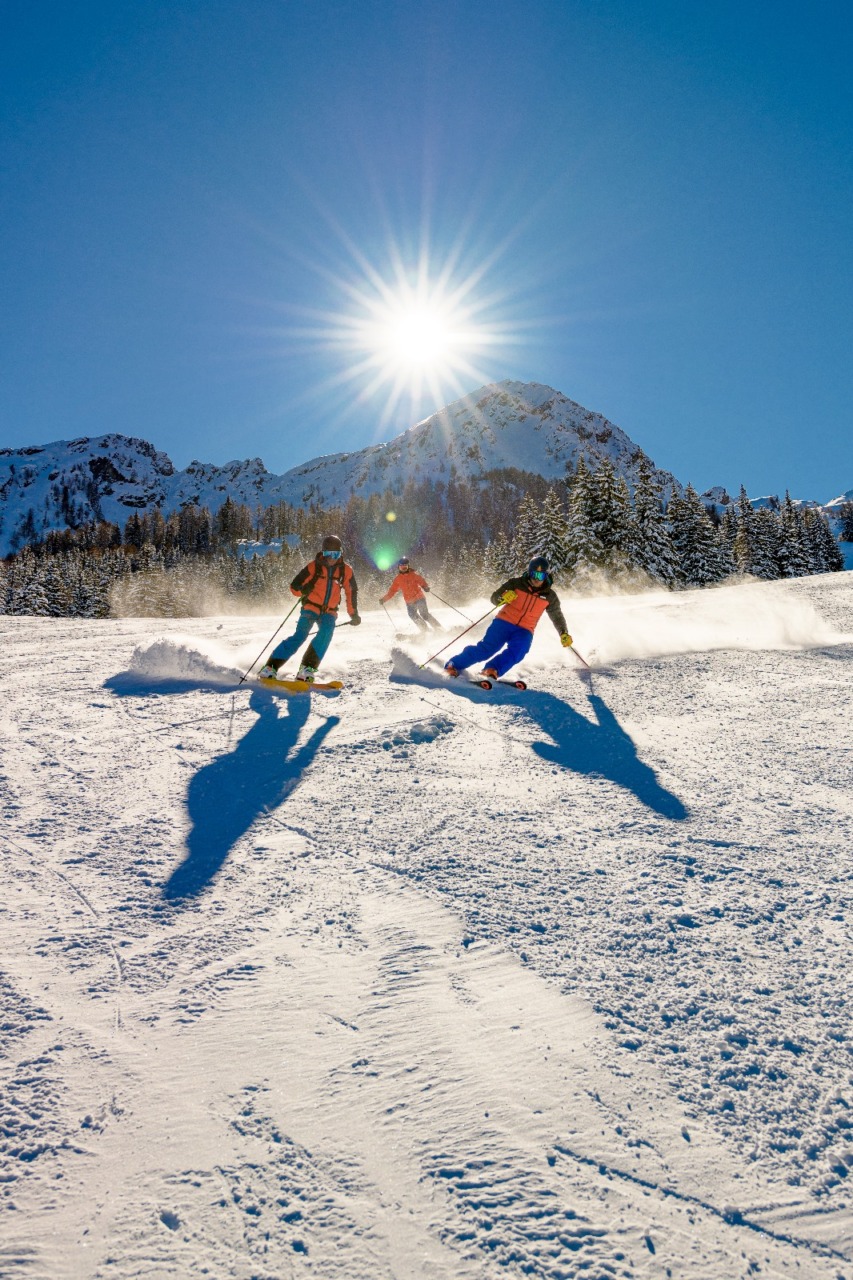 Beneficenza sulle piste: sciata in maschera per i bambini