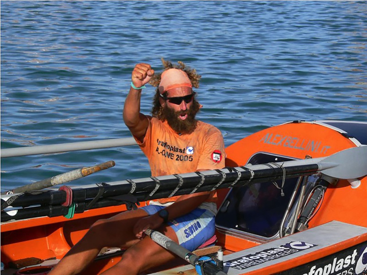 A vent’anni dall’impresa di Alex Bellini, il viaggio attraverso l’Atlantico rivive in “Rotta”