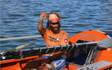 A vent’anni dall’impresa di Alex Bellini, il viaggio attraverso l’Atlantico rivive in “Rotta”