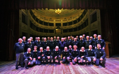 Il Coro Cai Sondrio trionfa alla rassegna «Voci del Serchio»