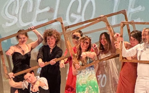 Sabato 11 aprile in scena “Scelgo Te” all’auditorium Trombini per la Biennale di Sondrio 2026