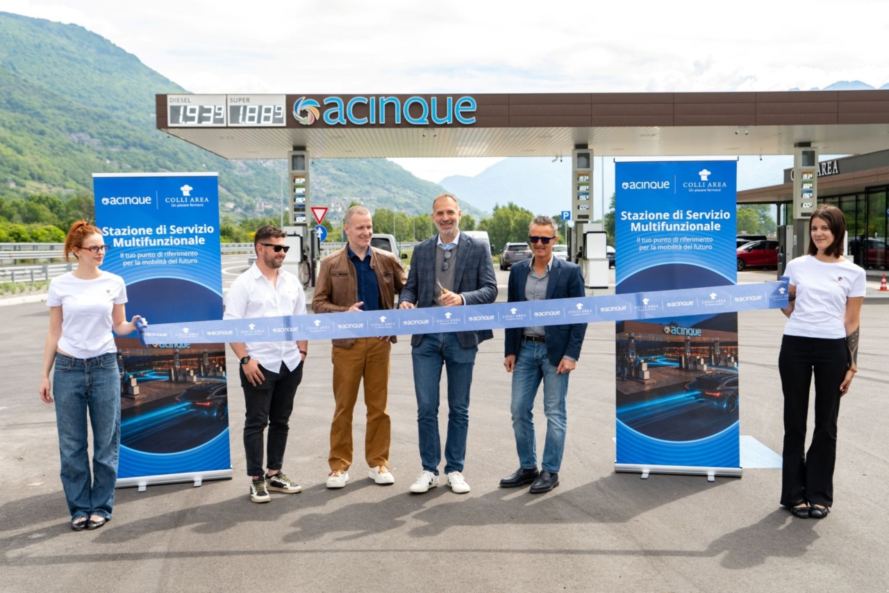 Inaugurazione della stazione di rifornimento di Acinque sulla tangenziale