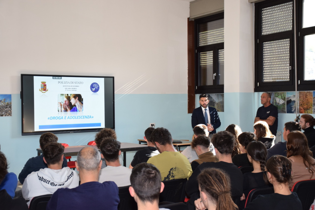 La Polizia e i pericoli della droga: un incontro con gli studenti