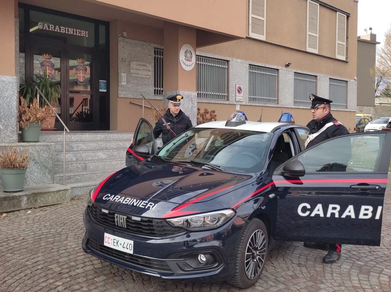 Un 26enne aggredisce un rivale e minaccia un barista