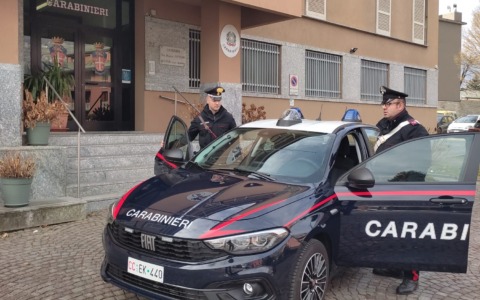 Un 26enne aggredisce un rivale e minaccia un barista
