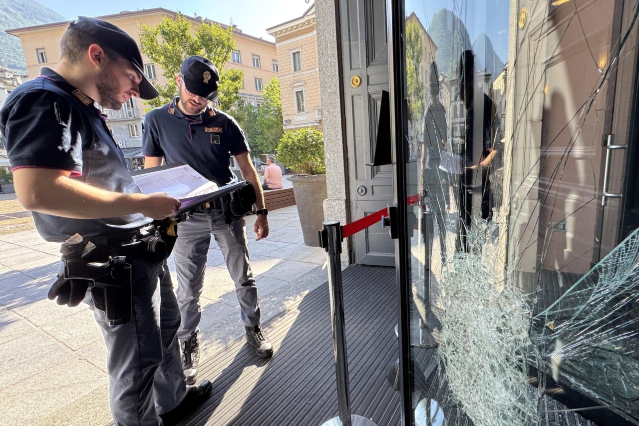 Arrestato un 49enne per aggressione e insulti ai poliziotti in un locale