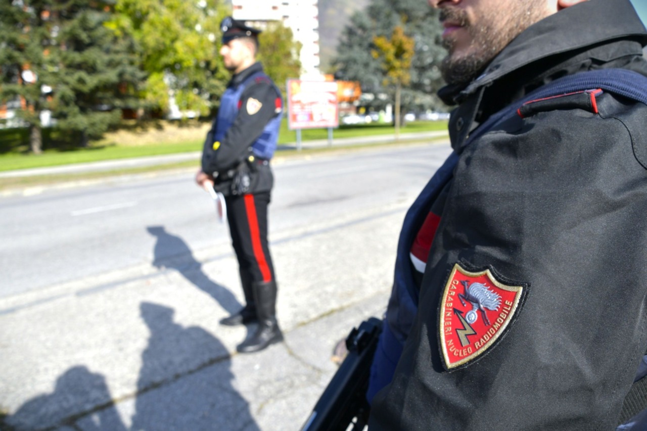 Giovane arrestato con hashish, un altro denunciato per porto d’armi
