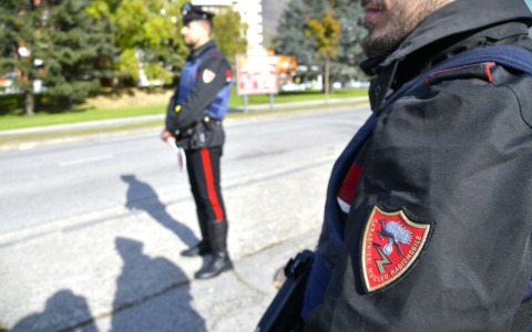 Giovane arrestato con hashish, un altro denunciato per porto d’armi