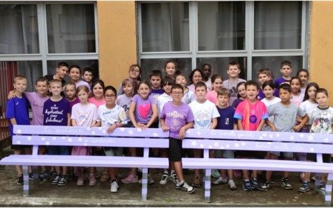 Inaugurate le panchine della gentilezza alla scuola di Regoledo