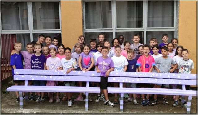 Inaugurate le panchine della gentilezza alla scuola di Regoledo