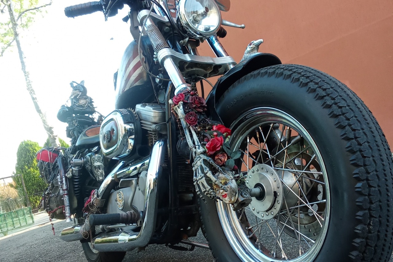 La Harley Davidson pirata di Johnny Depp in piazza Garibaldi