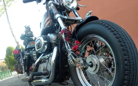 La Harley Davidson pirata di Johnny Depp in piazza Garibaldi