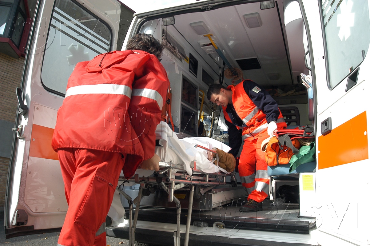 Scontro tra auto e moto: due feriti in gravi condizioni
