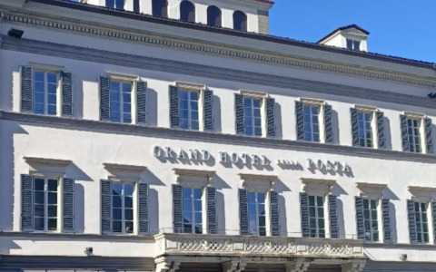 Un uomo danneggia la vetrata dell’Hotel della Posta