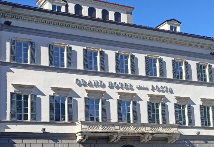 Un uomo danneggia la vetrata dell’Hotel della Posta