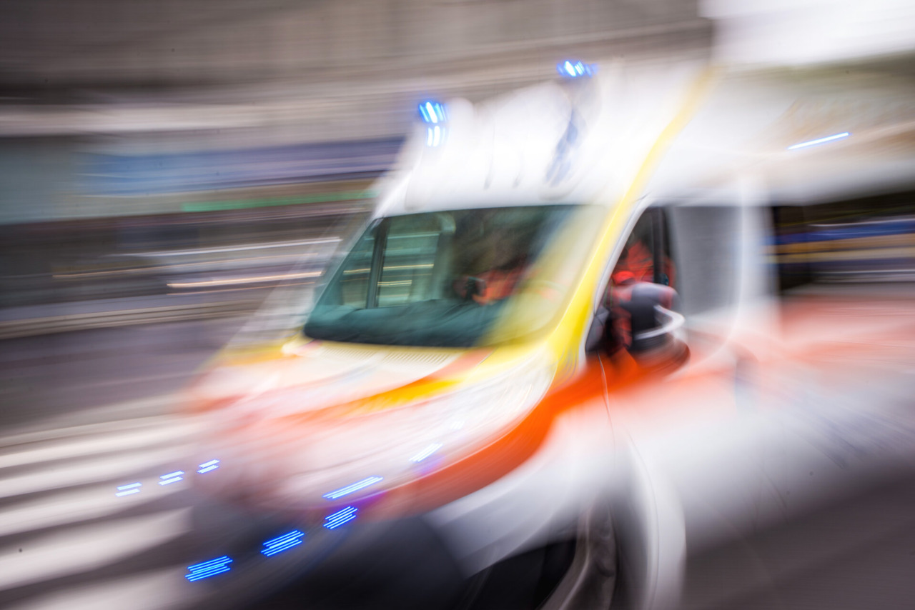 Caduta in bicicletta per una ragazza di 18 anni: condizioni critiche