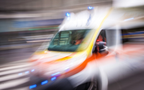Caduta in bicicletta per una ragazza di 18 anni: condizioni critiche