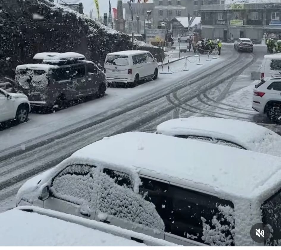 La neve sorprende il Passo dello Stelvio a luglio