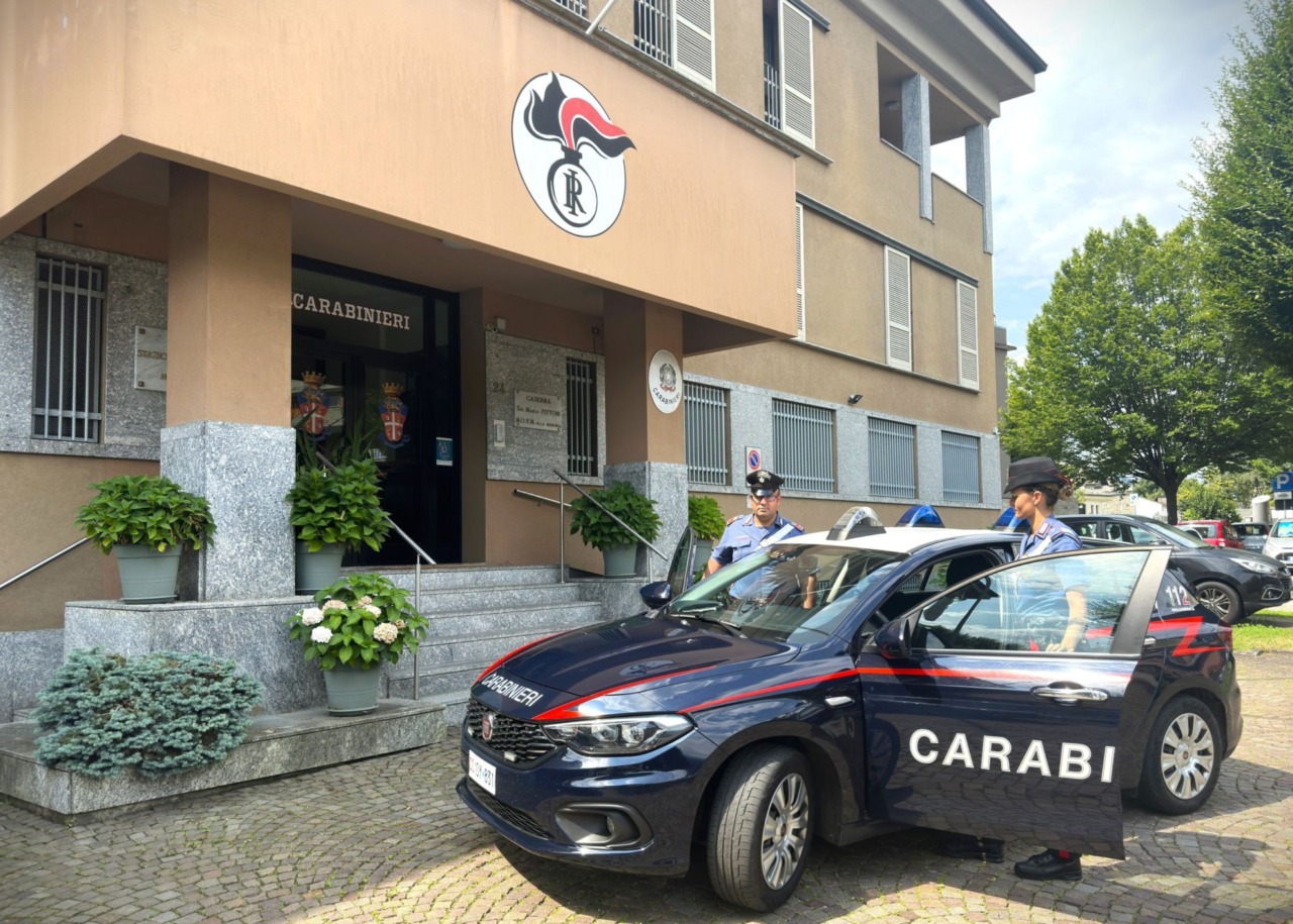 Minaccia la madre con una pistola per ottenere denaro