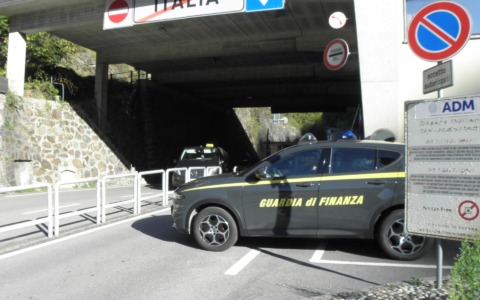 Sequestrate somme di denaro al valico di Piattamala