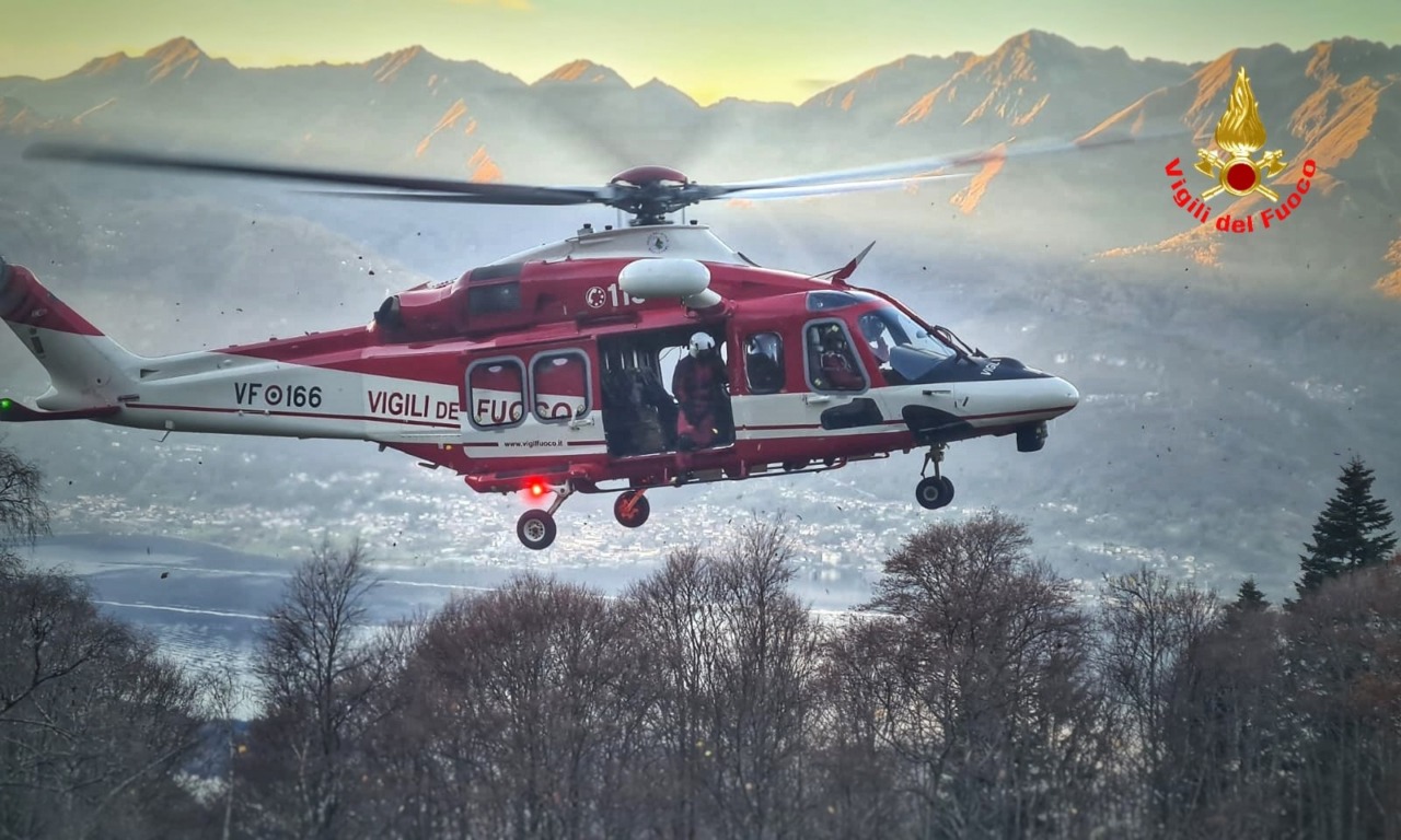 Uomo bloccato in montagna recuperato con elicottero
