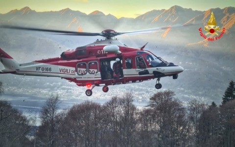 Uomo bloccato in montagna recuperato con elicottero